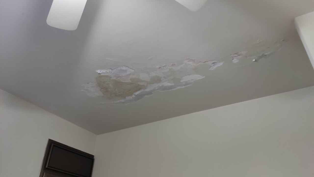 נזקי מים בגג חדר